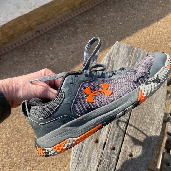 Under Armour sneakers /sz5 youth /orange & grey - Picture 2 of 8